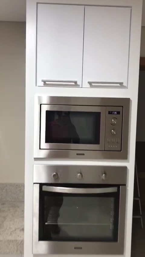 Torre planejada com forno e micro-ondas embutidos, feita pela Maktub Móveis Planejados
